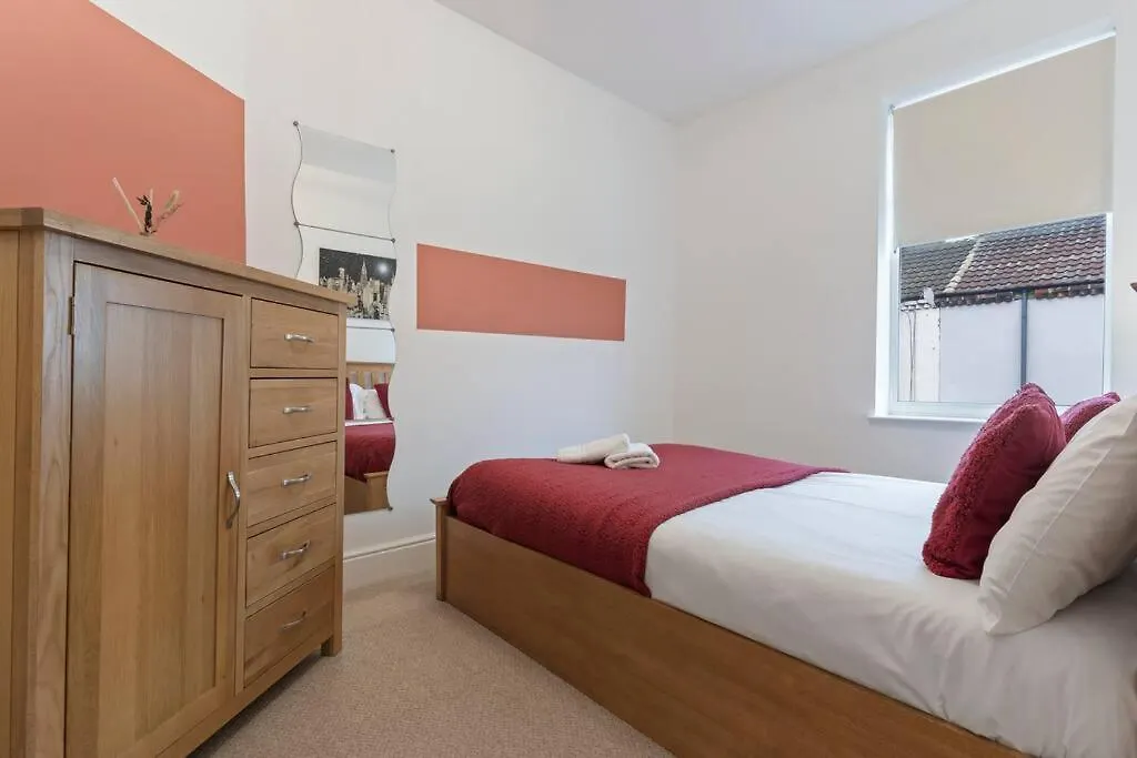 Elton House - Prime Location - Free Parking, Fast Wifi And Smart Tv By Yoko Property Redcar