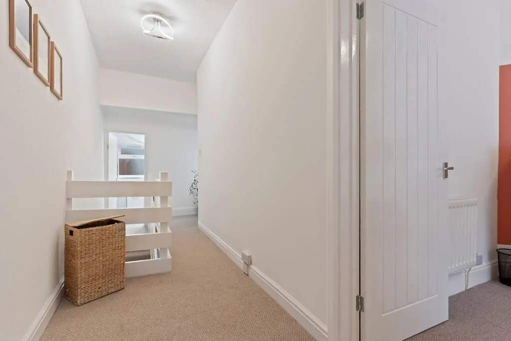 Dom wakacyjny Elton House - Prime Location - Free Parking, Fast Wifi And Smart Tv By Yoko Property Redcar