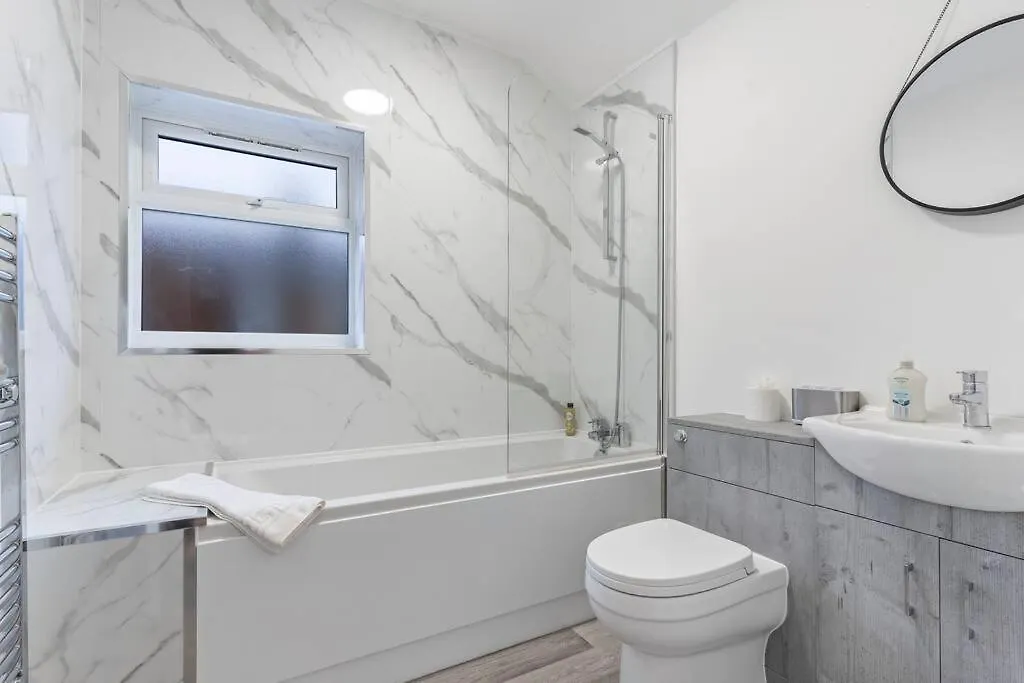 Elton House - Prime Location - Free Parking, Fast Wifi And Smart Tv By Yoko Property Redcar